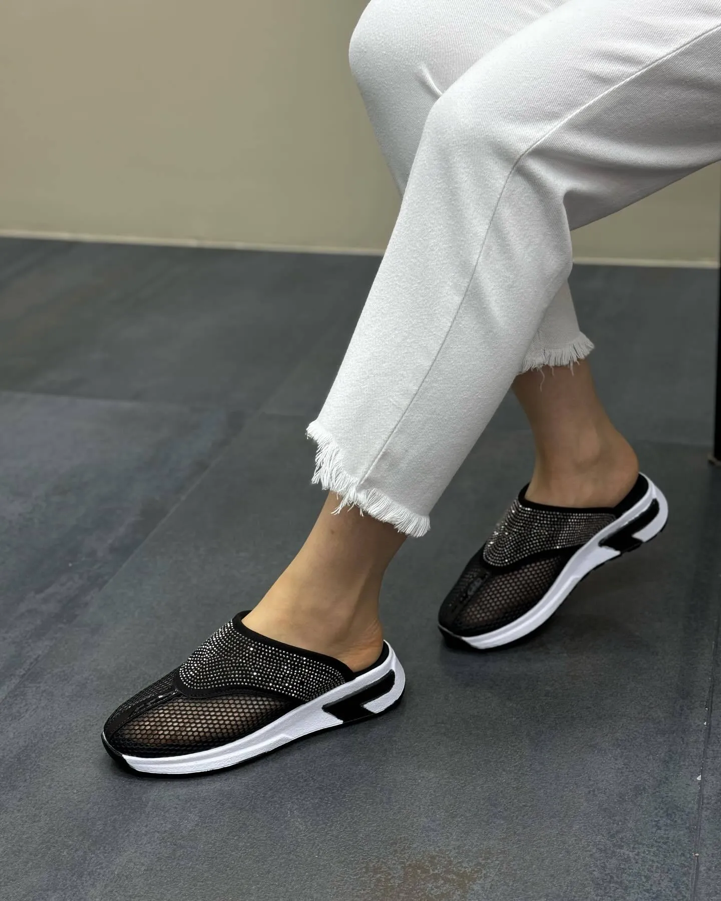 Black shiny convenient soft-soled slippers